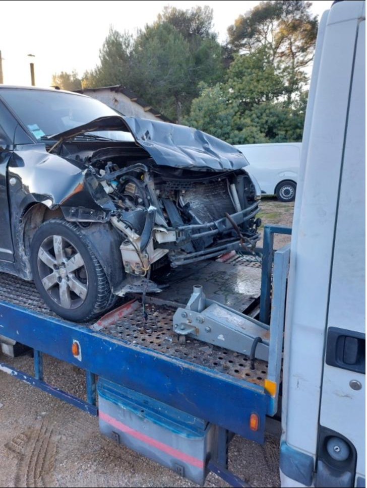 Véhicule accidenté à l'avant sur le plateau